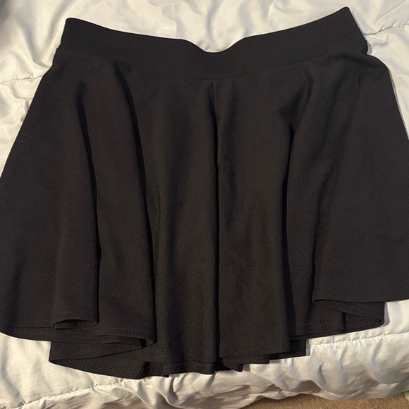 Elegant Black Women's Skirt - Picture 1 of 2
